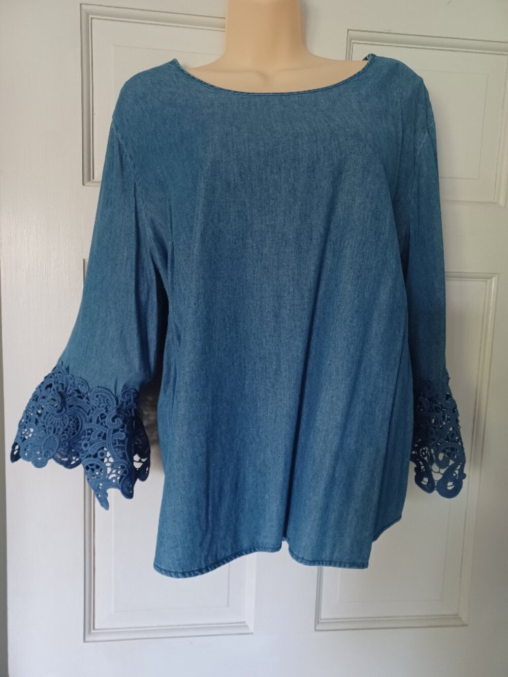 Hester & Orchard Women's Blouse Top Chambray Blue Lace Detail Size L